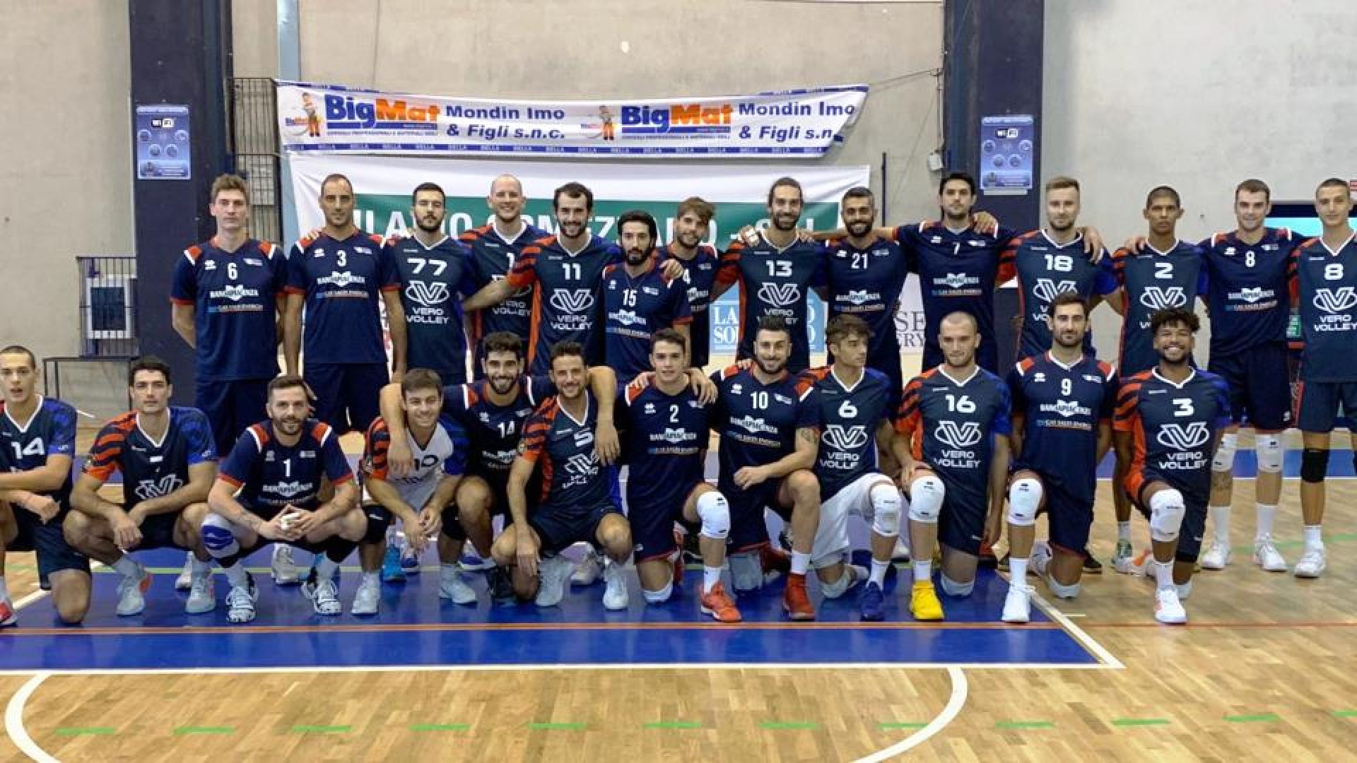 Vero Volley Monza e Gas Sales Piacenza abbraccio